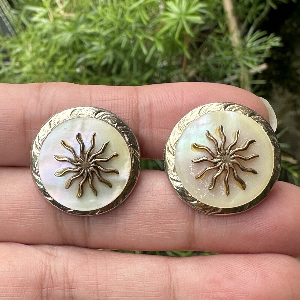 VTG Earrings 0.75 Inch Screw Back Metal Starburst‎ Mother of Pearl Ornate Gold